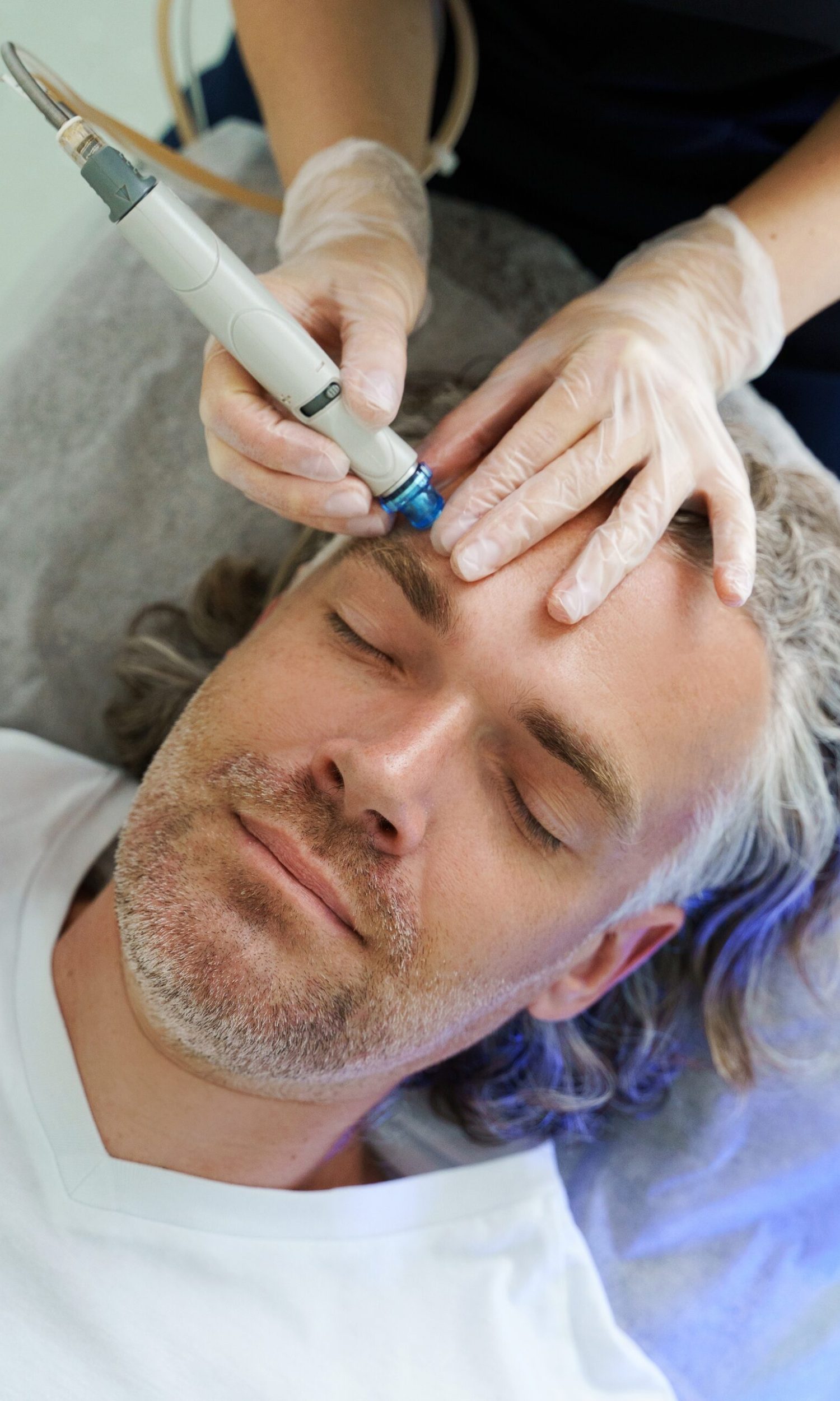 Middle,Aged,Male,Client,During,Deep,Facial,Cleansing,In,A